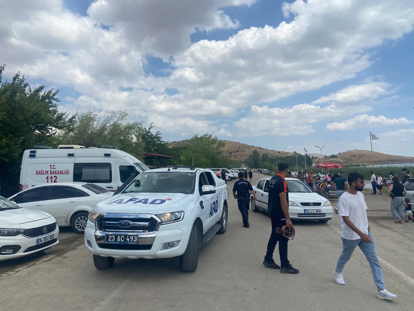 Hazar Gölü'nde batan kayıktaki 7 kişi son anda kurtarıldı