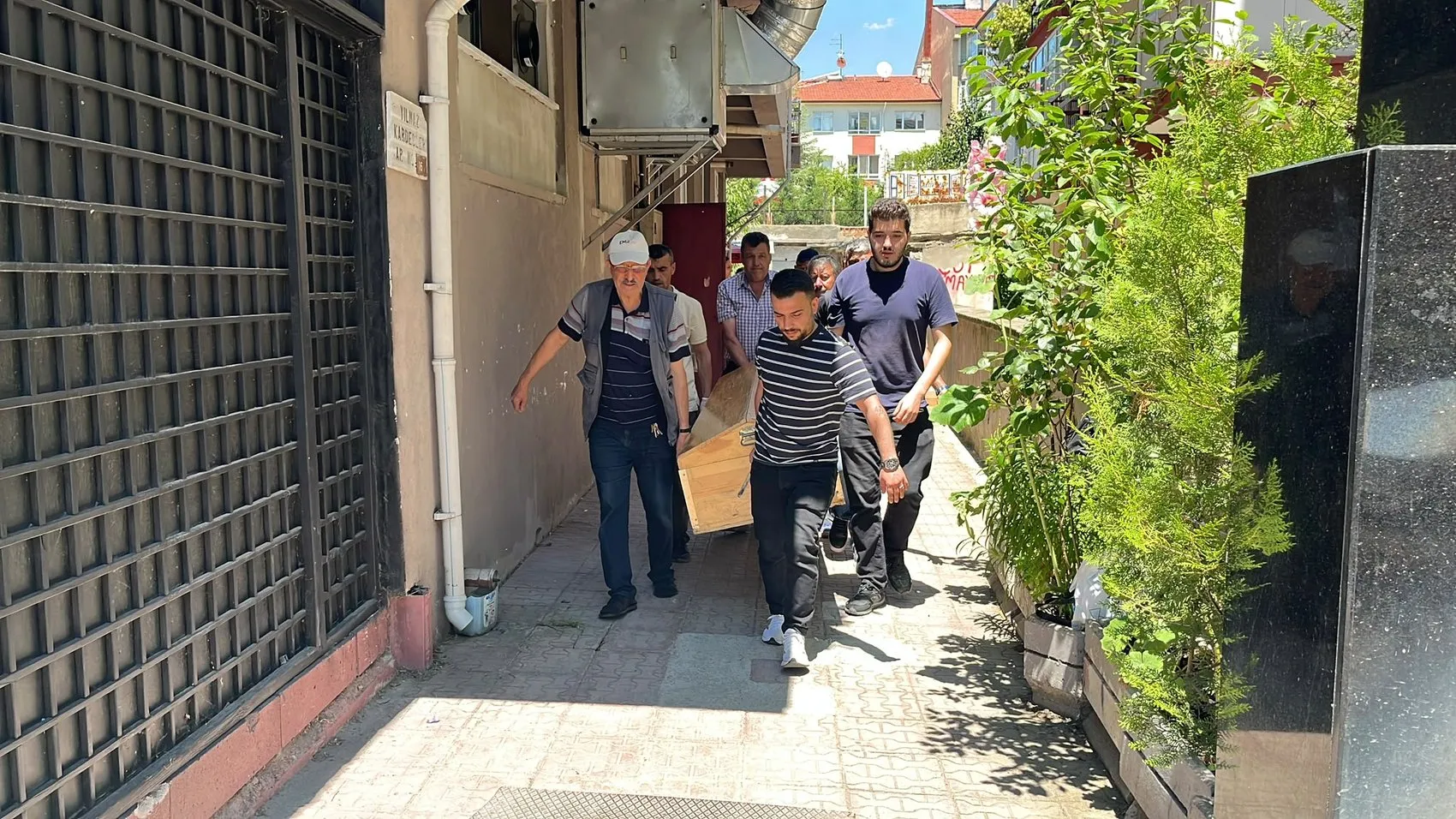Ihlamur toplarken ağaçtan düşen yaşlı adam evinde ölü bulundu