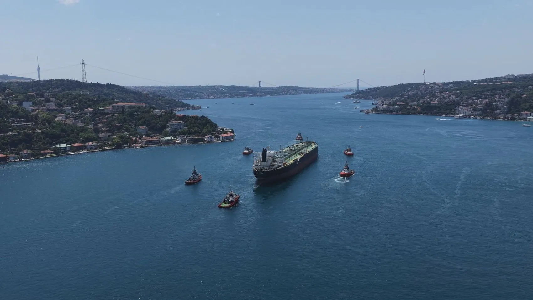 Dron saldırısında hasar alan dev petrol tankeri İstanbul Boğazı'nda