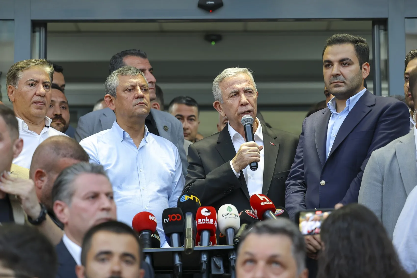 Özgür Özelden çocukların siyasete alet edilmesine sert tepki