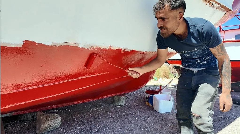 Van Gölü balıkçıları üç aylık aranın ardından ağlarını suya bıraktı
