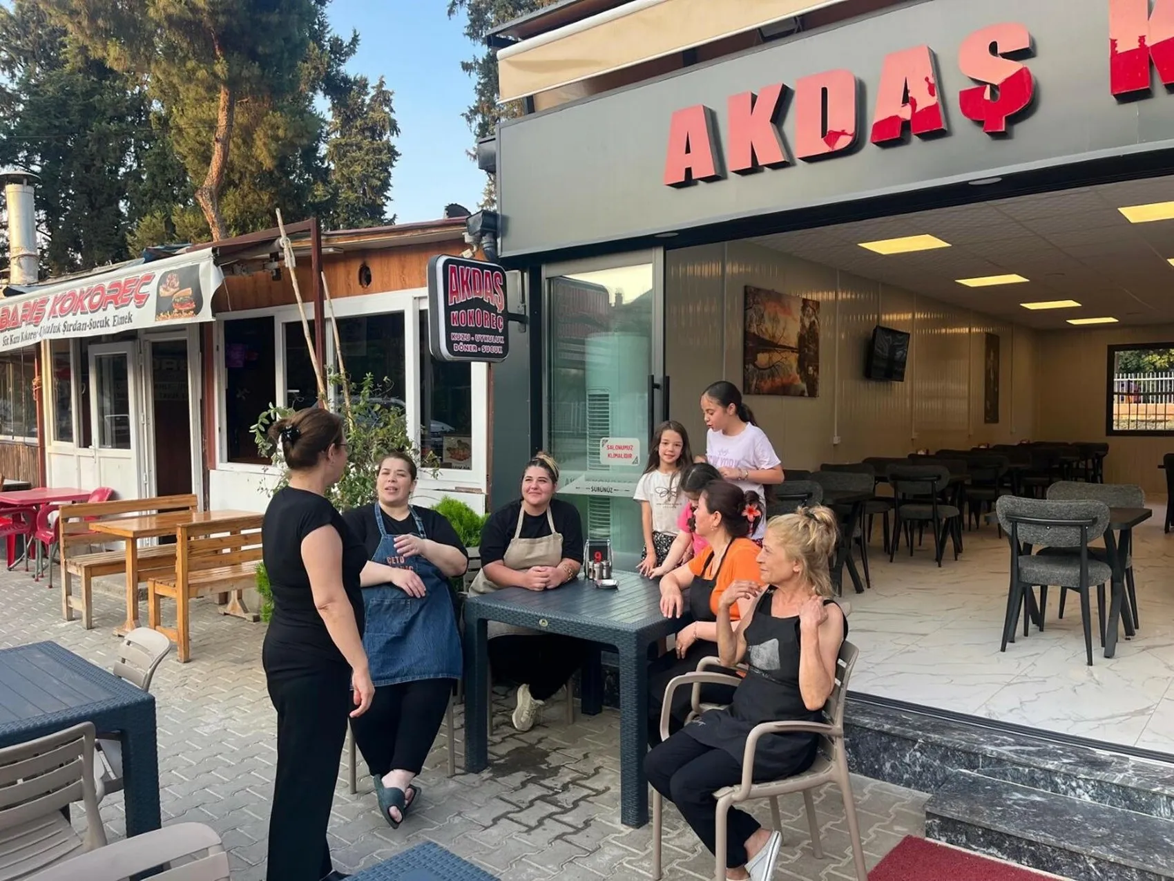 Ödemiş'te bir sokağın tüm dükkanlarını kadınlar yönetiyor