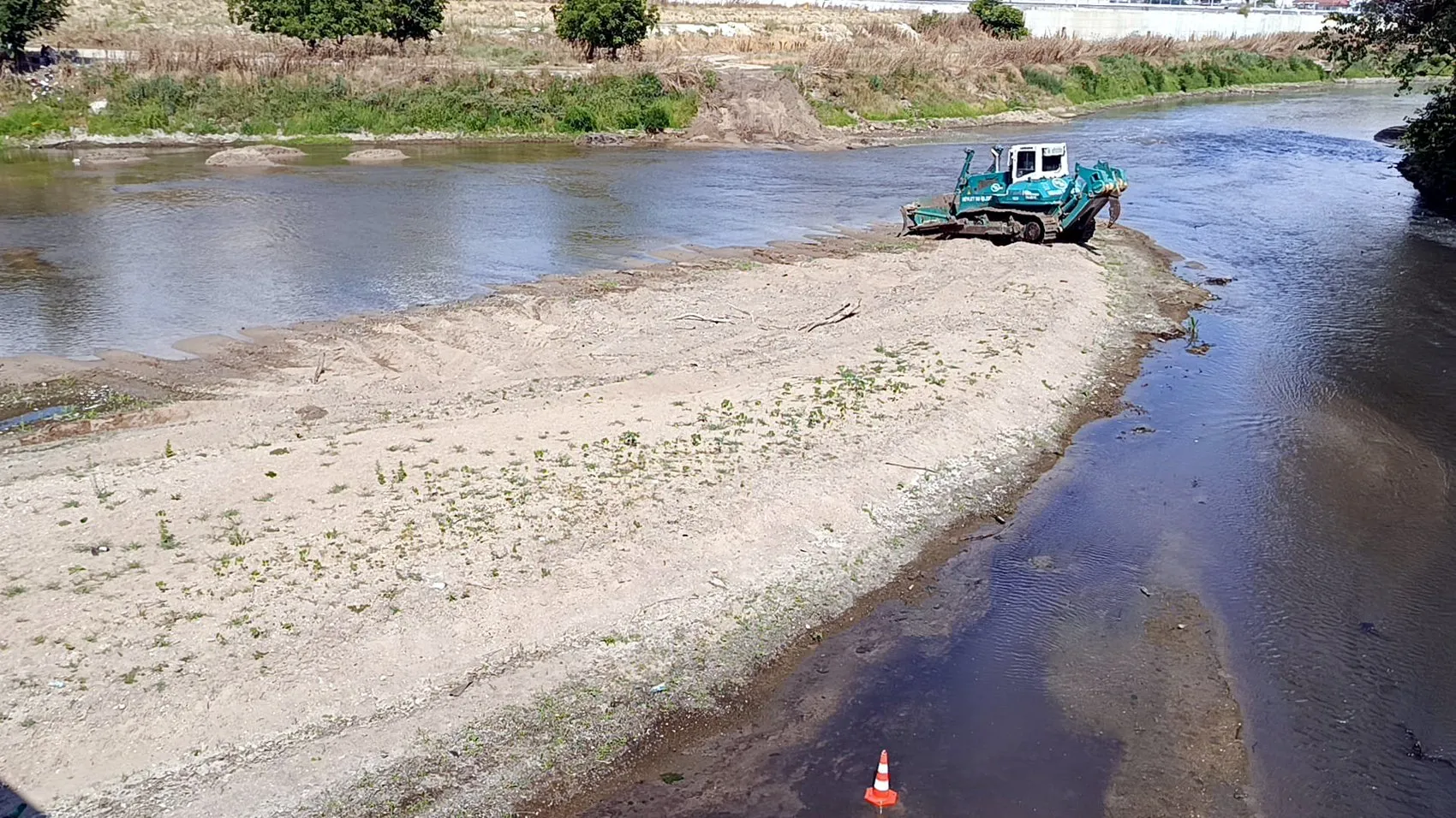 Tunca Nehri’nde sular çekilince ekipler iş makinesiyle sahaya indi