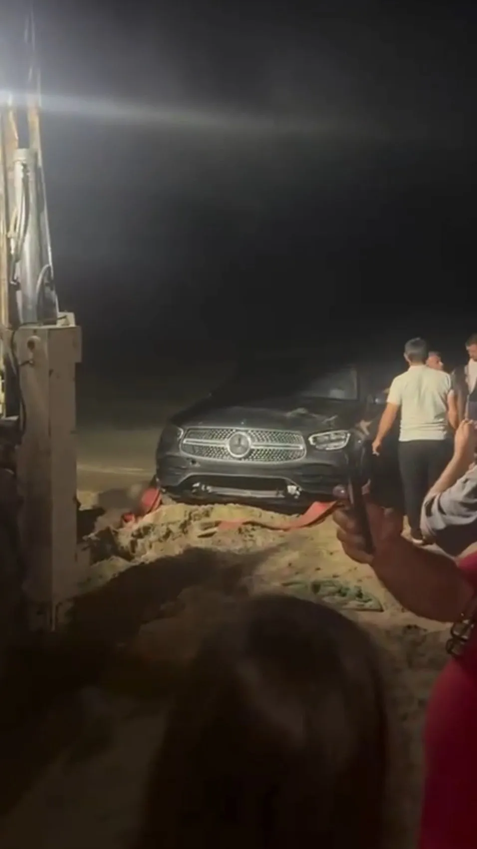 Cebeci sahilinde otomobil çadırların arasından geçip denize uçtu