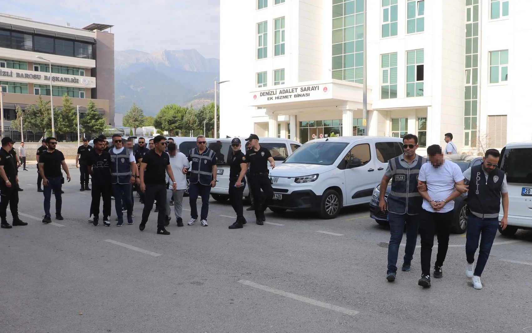 Denizli'de baraj yolundaki silahlı kavgada 13 kişi adliyeye çıkarıldı