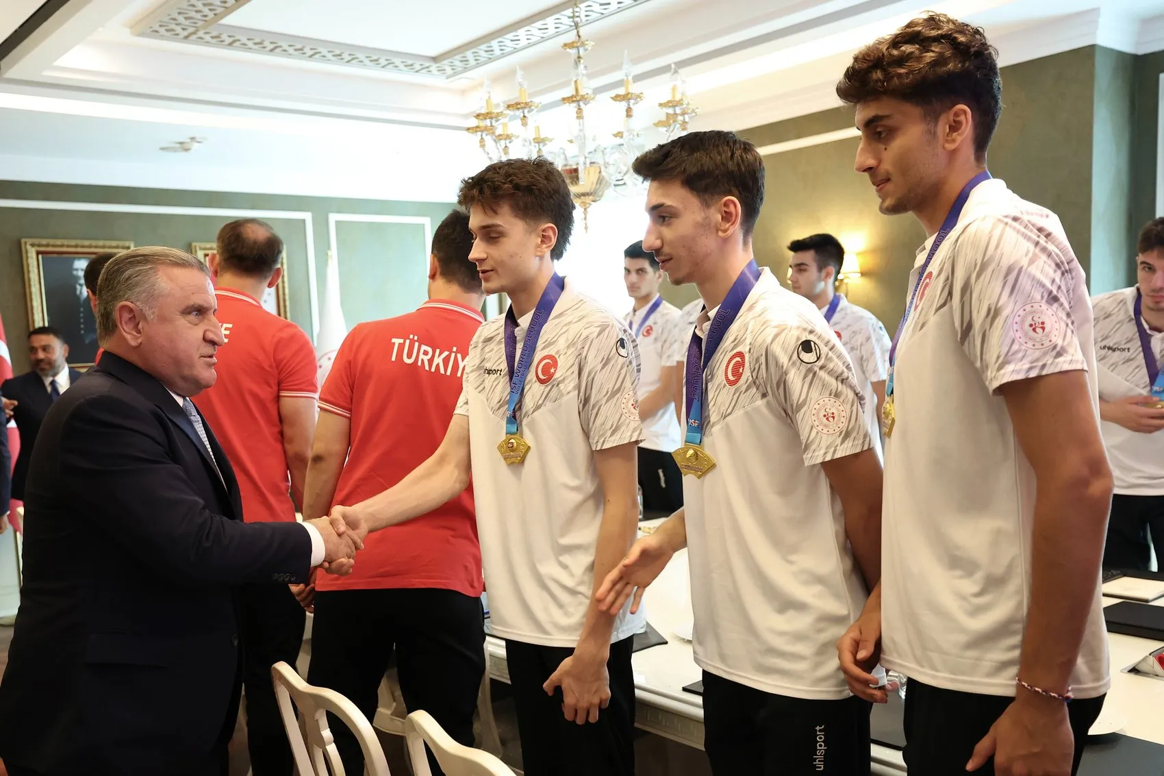 Genç voleybolcular dünya şampiyonu unvanıyla Ankara’ya döndü