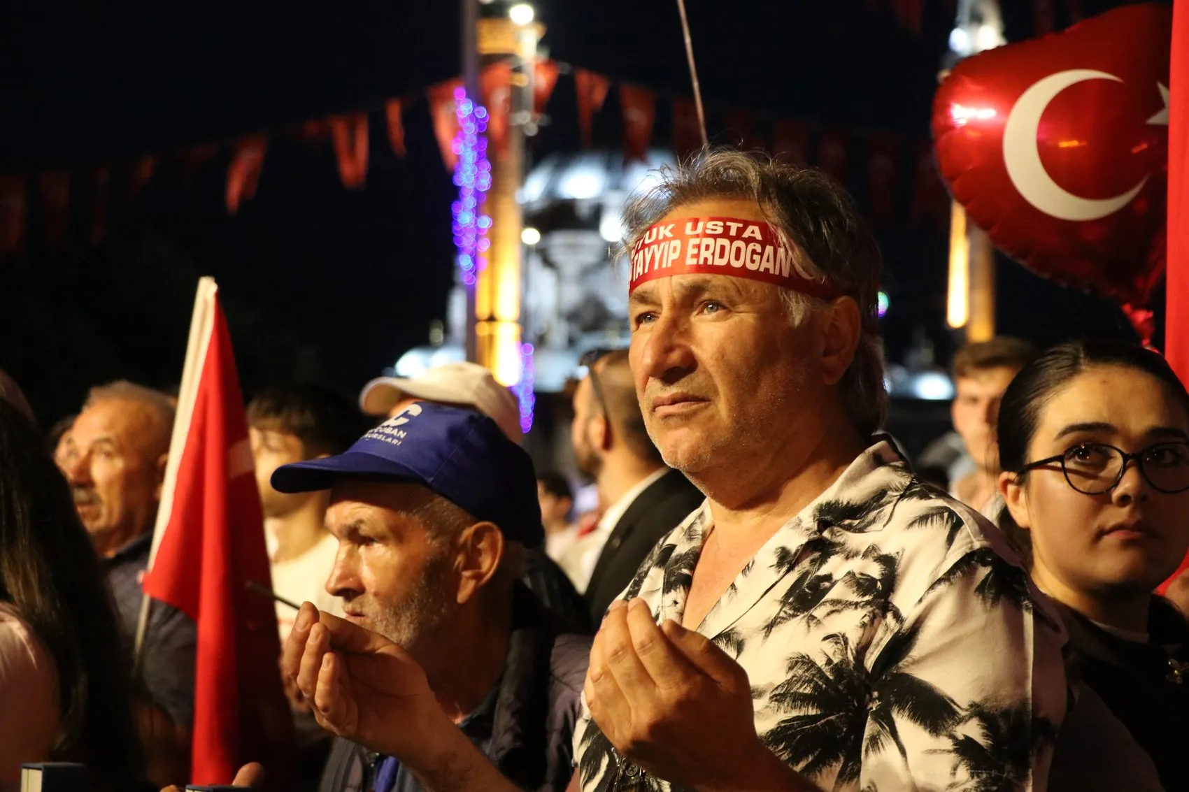 Kayseri semalarında dev Türk bayrağı dalgalandı