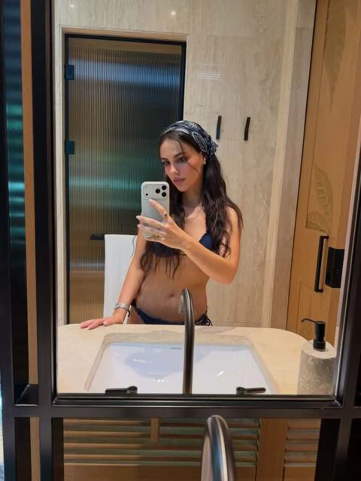 Özgü Kaya bikinisini giyip fiziğini sergiledi! Beğeni yağdı 3