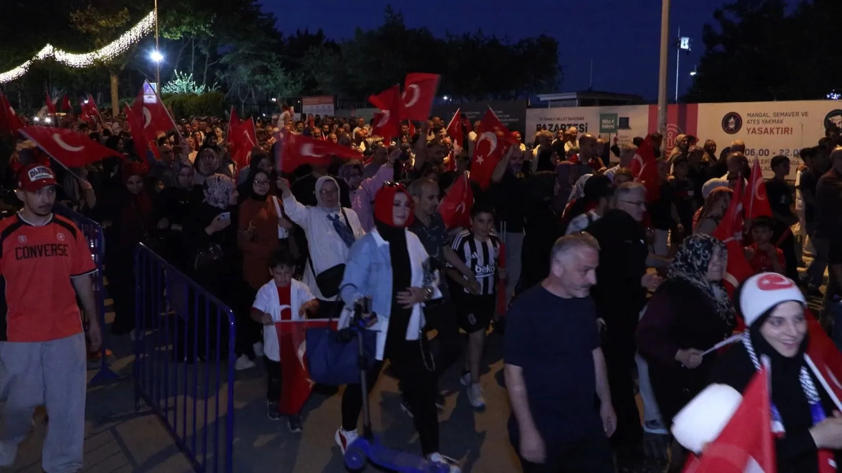 Esenler 15 Temmuz şehitleri için 253 metrelik bayrakla yürüdü
