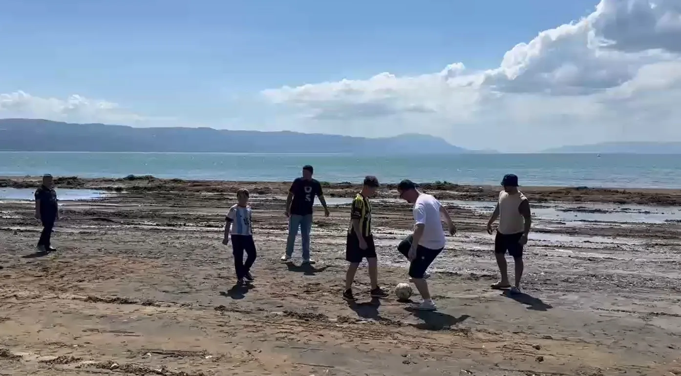 İznik Gölü çekildi, eski iskeleler futbol sahasına dönüştü