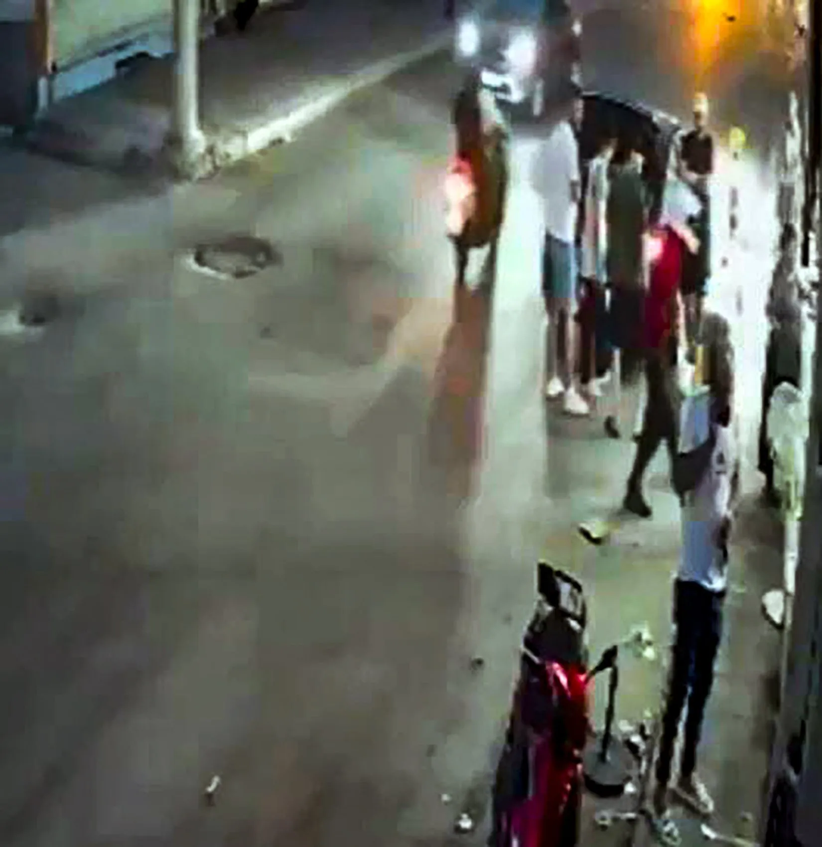 Adana’da kasklı saldırgan iş yerine ateş açtı