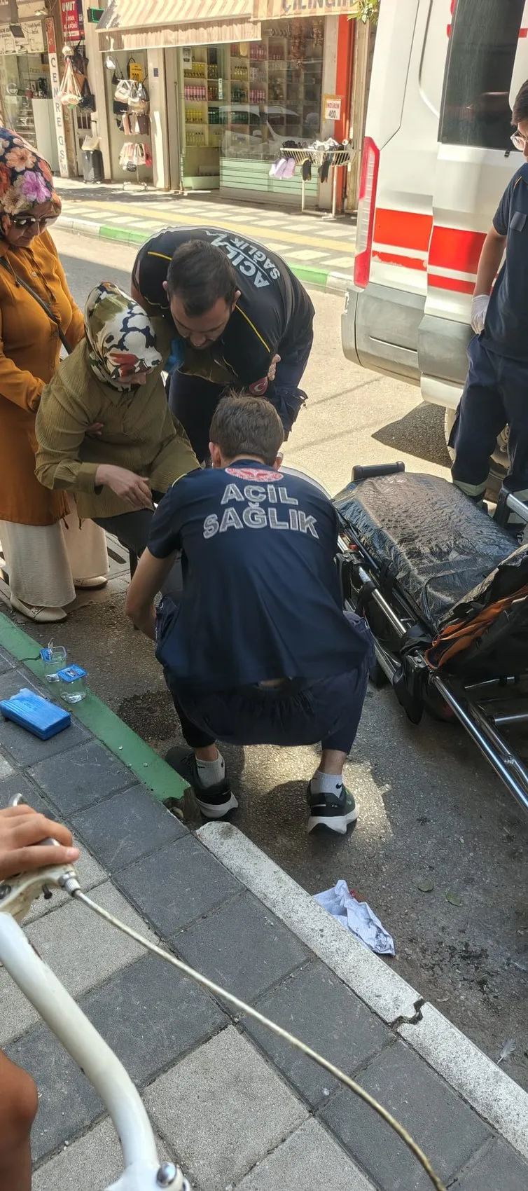 Bursa'da kaldırımda yürürken üzerine beton parçası düştü