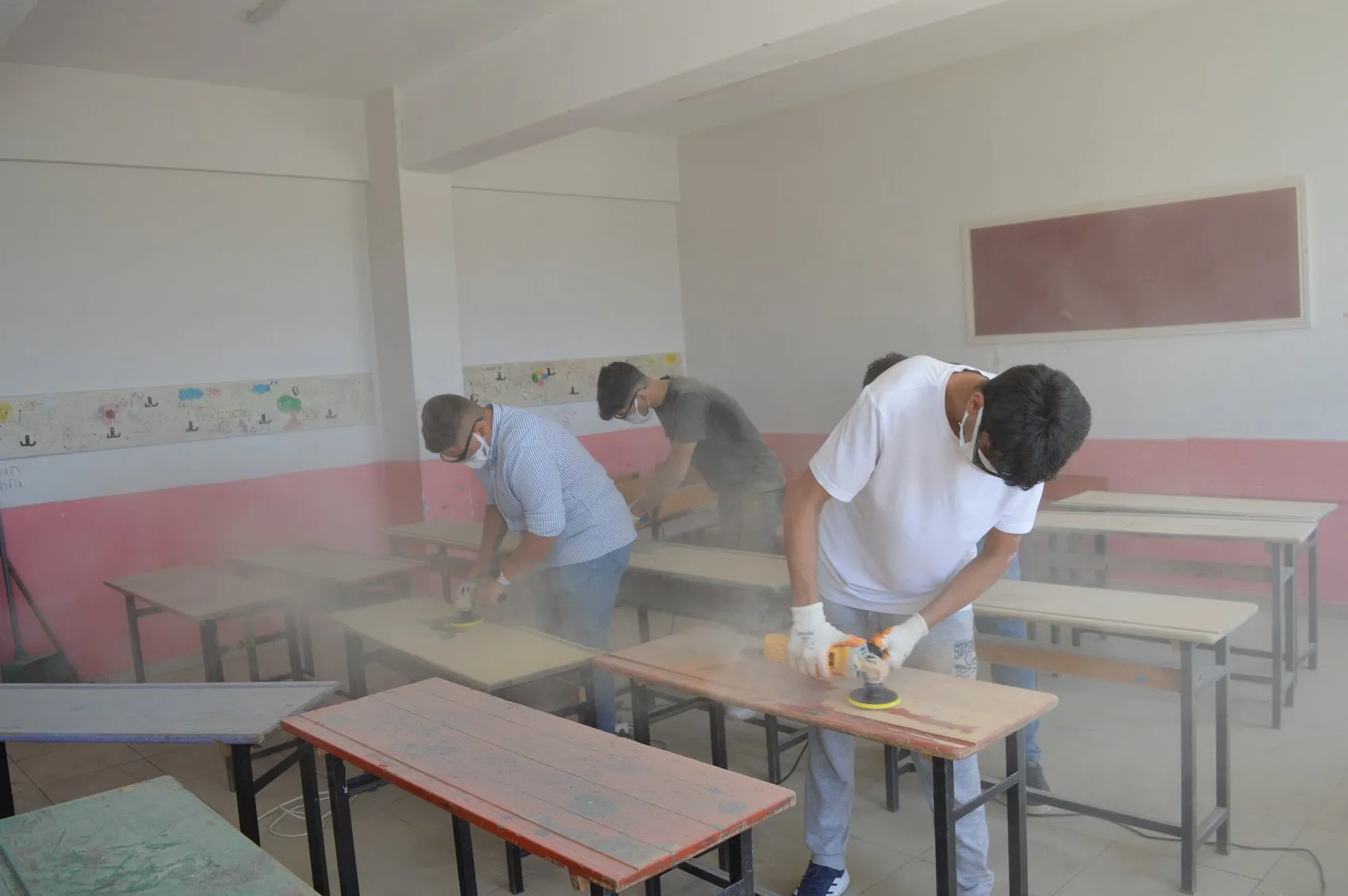 Mardinli öğrenciler eski sıraları fabrikadan yeni çıkmış gibi yeniledi