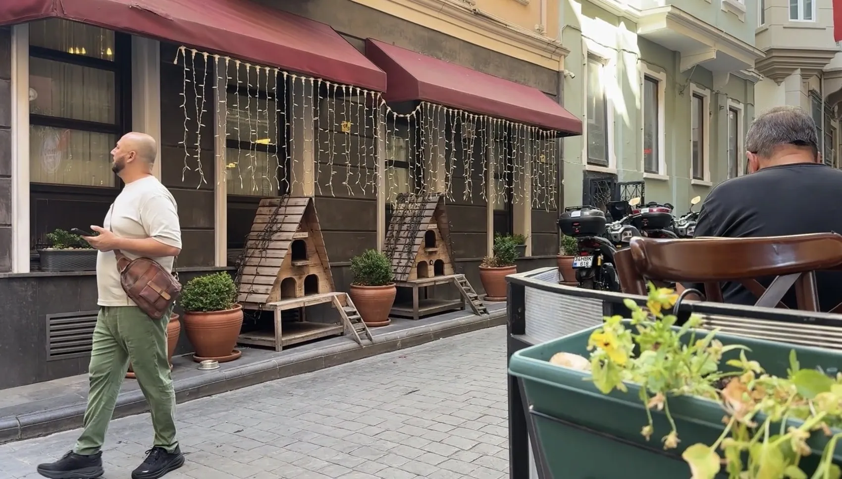 Galata'daki bir otelde genç aşçı terastan düşerek can verdi