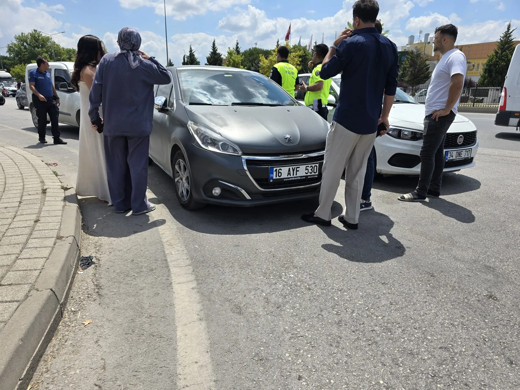 İnegöl girişinde motosiklet kazası İki kişi hastanelik oldu