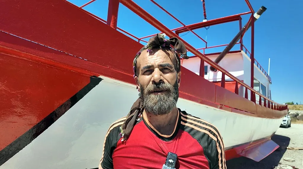 Van Gölü balıkçıları üç aylık aranın ardından ağlarını suya bıraktı