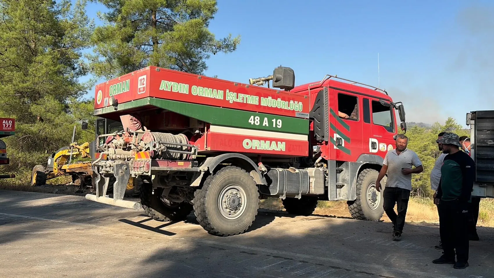 Fethiye ormanlarında gece başlayan yangın kontrol altına alınıyor