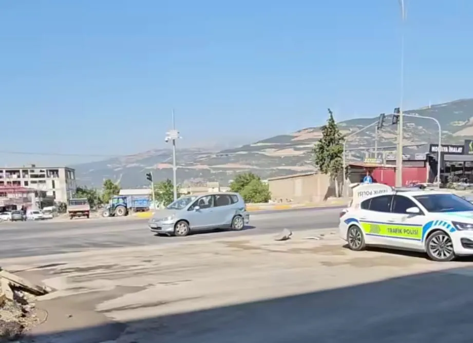 Nurdağı kavşağında iki araç çarpıştı