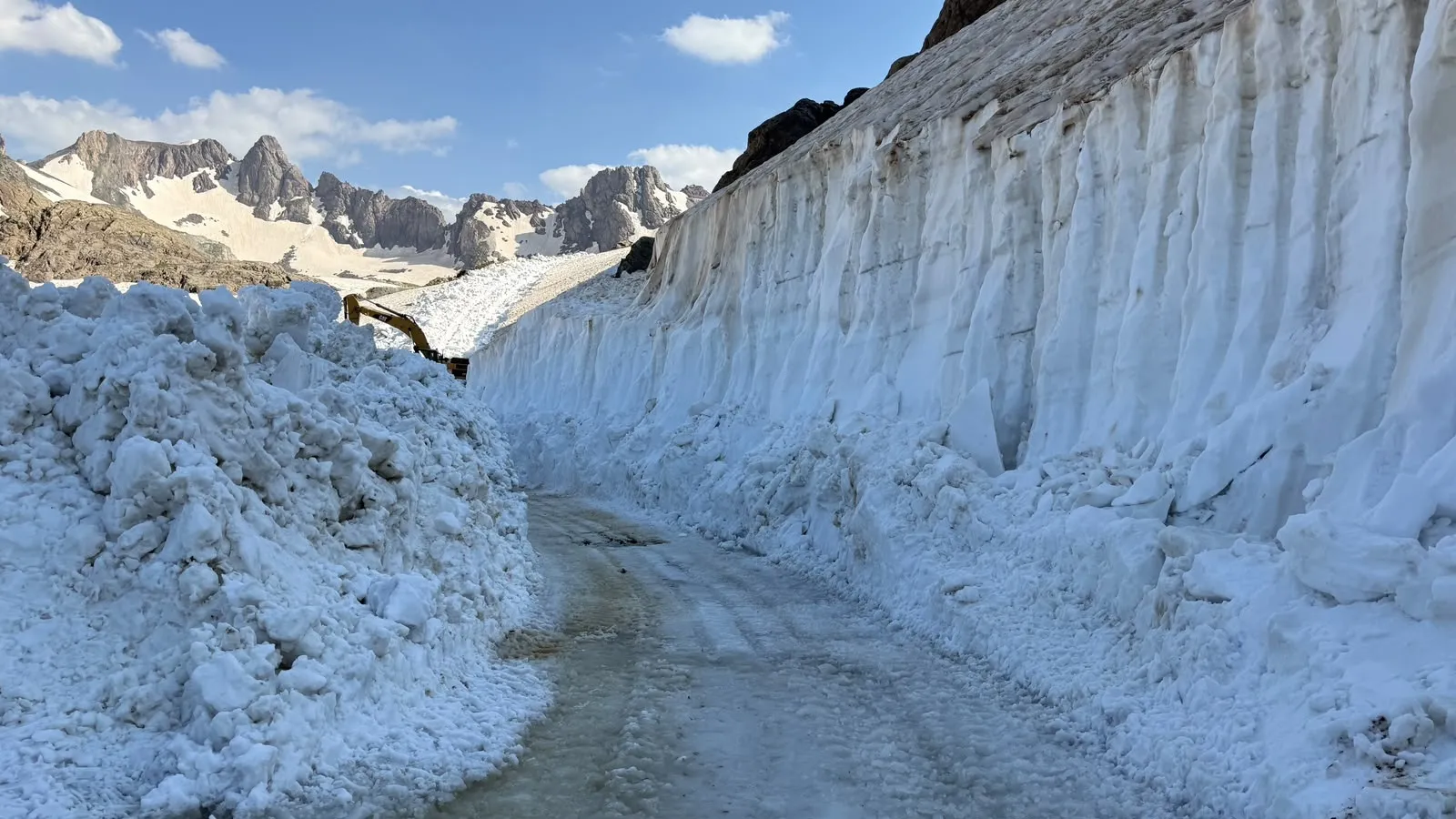 Temmuz ayında kar mesaisi Cilo Dağı’nda yollar açılıyor