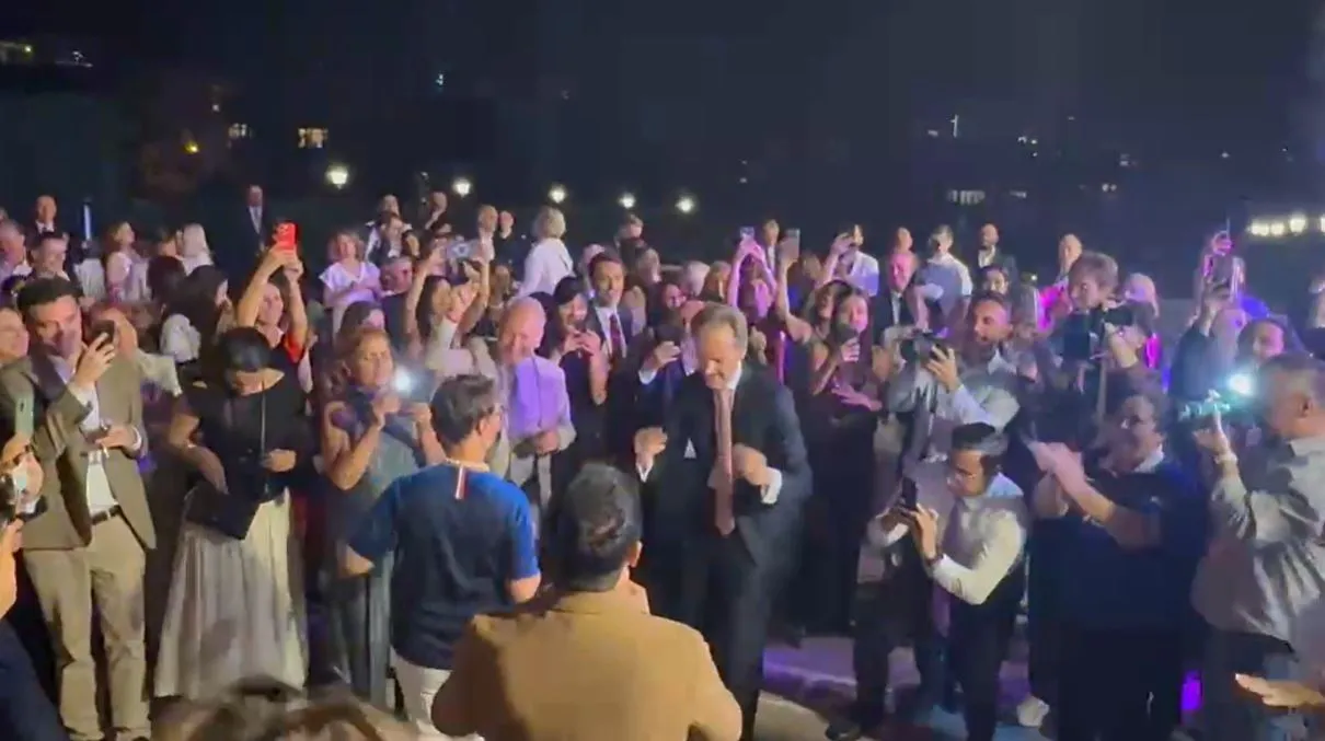 Ankara’daki resepsiyonda büyükelçilerden sürpriz Erik Dalı performansı