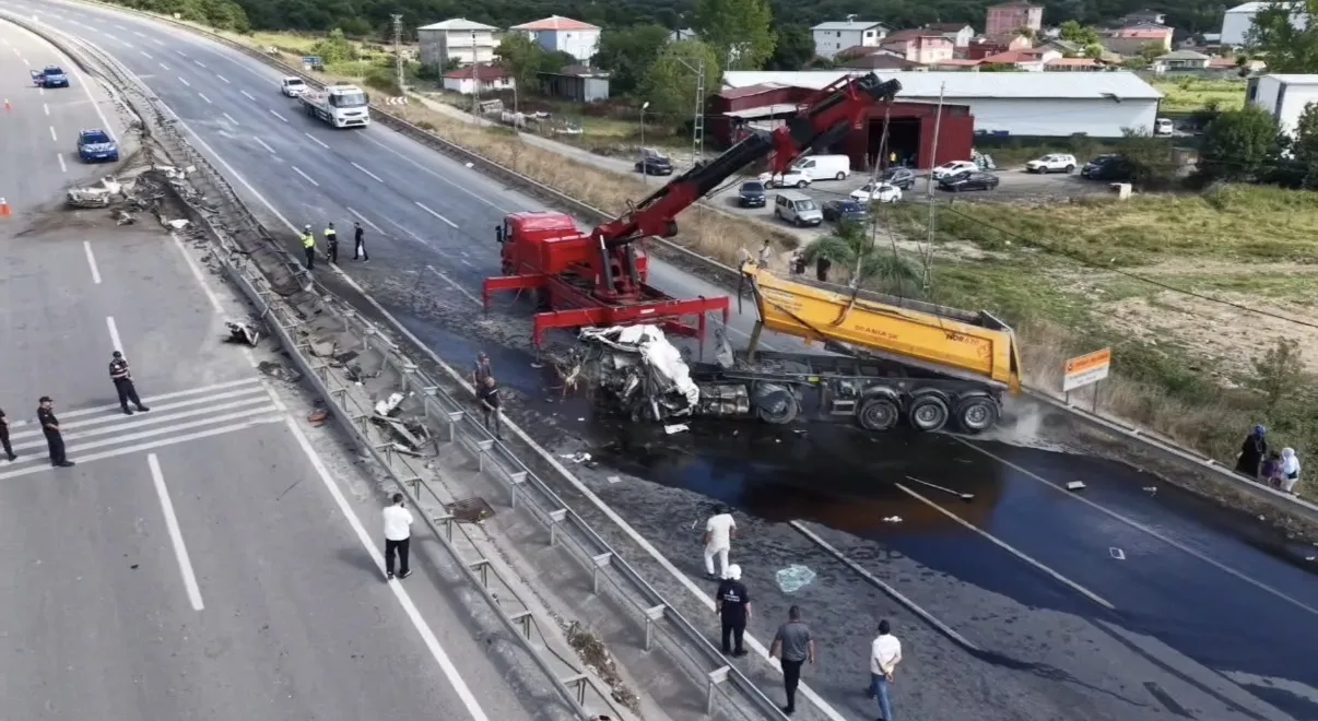 Çekmeköy yolunda hafriyat kamyonu devrildi