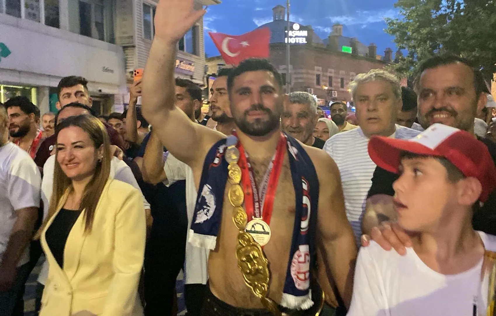 Erkan Taş altın kemerle hamam yolunda