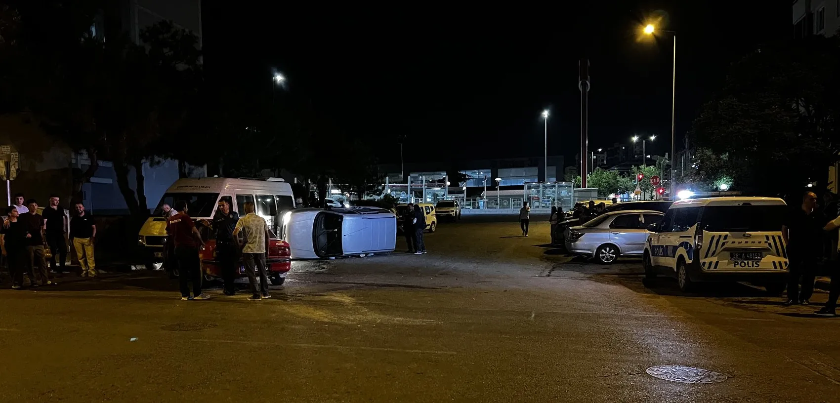 Kayseri'de kaza sonrası şaşkına çeviren bir saatlik eşya toplama mesaisi