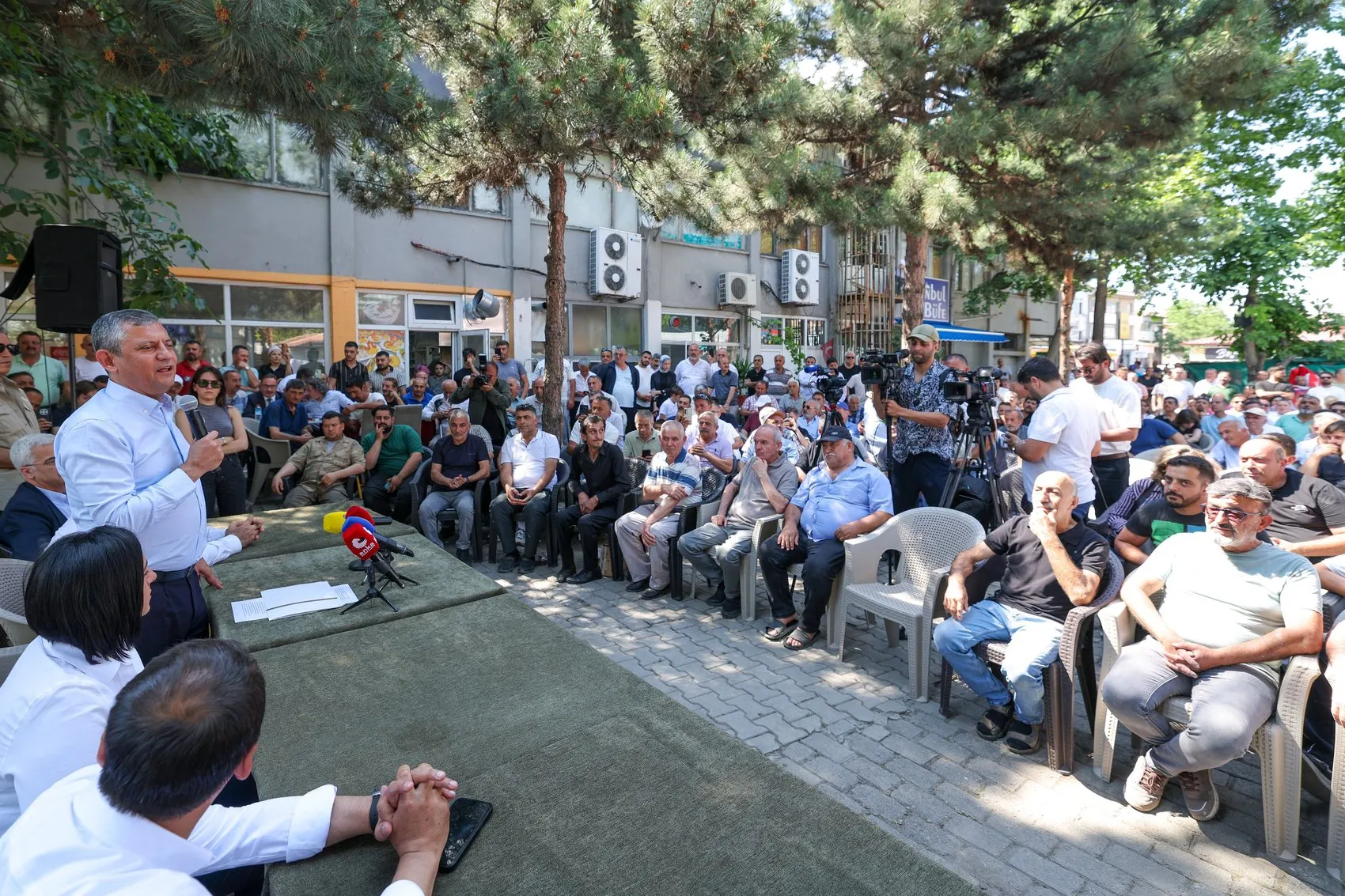 Özgür Özel esnafın kredi isyanına dikkat çekti