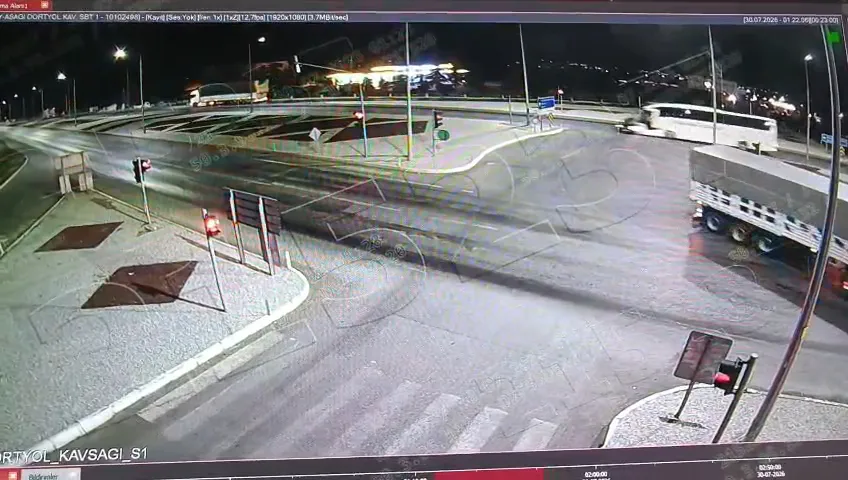 Afyonkarahisar’da gece yarısı otobüs ve otomobil çarpıştı