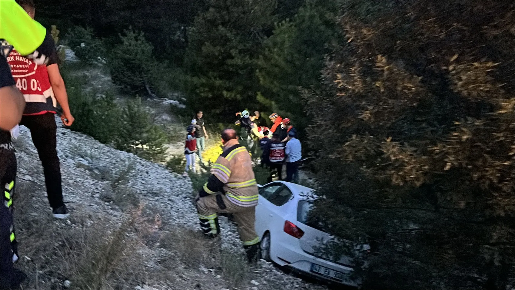 Kütahya yolunda motosiklet ve otomobil şarampole uçtu
