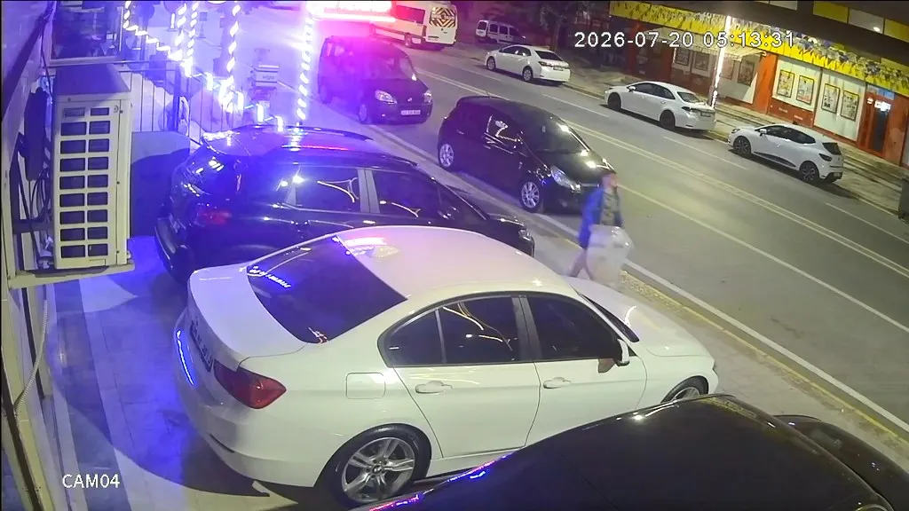 Kocaeli’de petshopun mama kutusunu sabahın köründe çaldılar