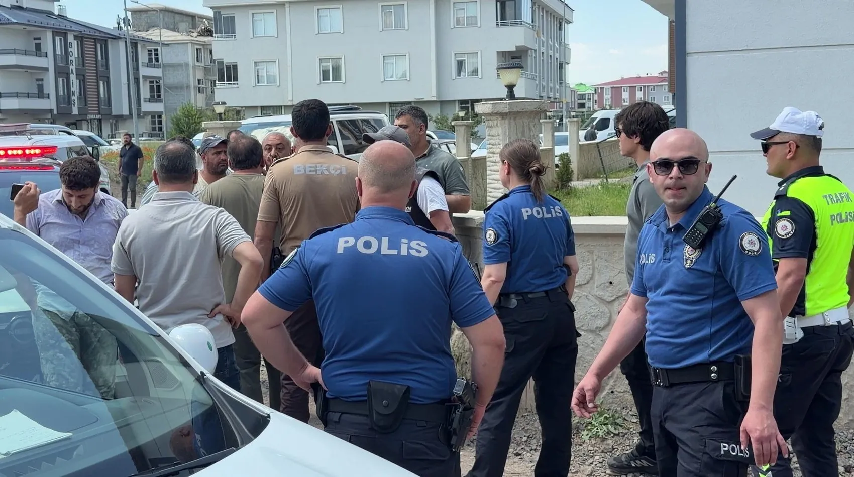 Erzurum'da inşaat haczi gerginliği İşçiler direndi, polis müdahale etti