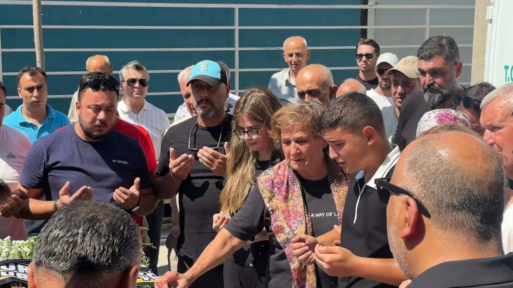 Kuşadası'ndaki fırtınalı günde hayatını kaybeden öğretmen toprağa verildi
