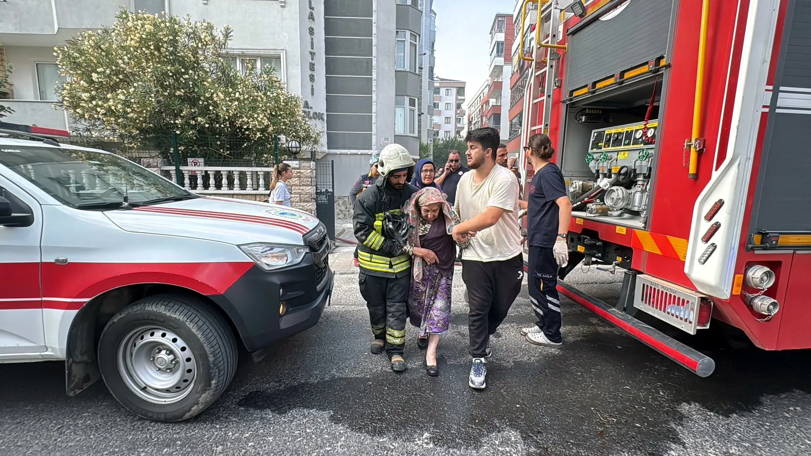 Çorlu'da apartman yangını panik yarattı