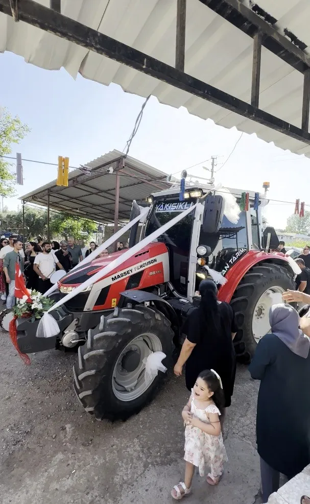 Osmaniyeli çiftçi düğününde lüks araç yerine traktörünü süsledi