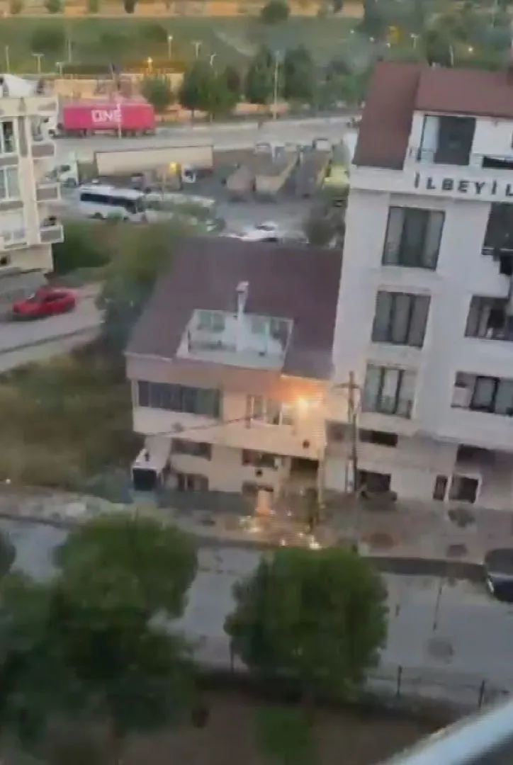 Arnavutköy'de havai fişek gibi patlayan elektrik direği mahalleyi sokağa döktü