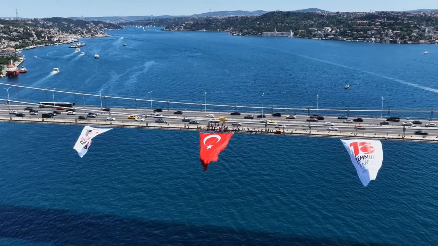 İstanbul’un üç köprüsü 15 Temmuz için Türk bayraklarıyla donatıldı