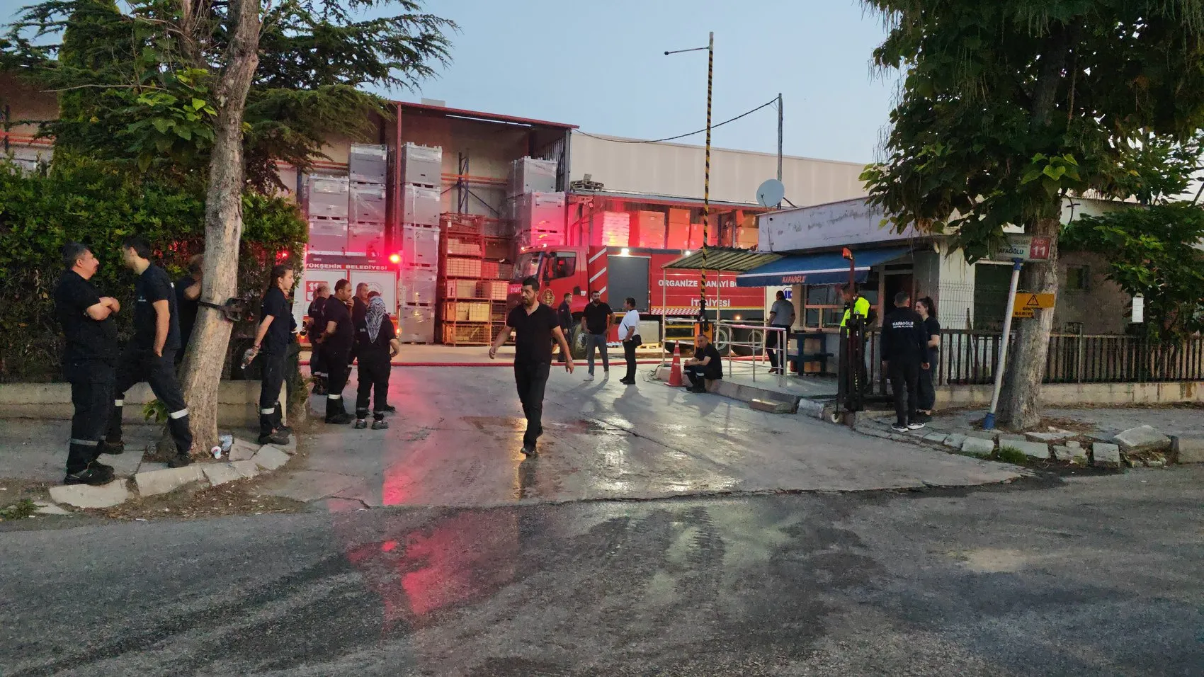 Eskişehir Organize Sanayi Bölgesi'nde gece vakti fabrika yangını