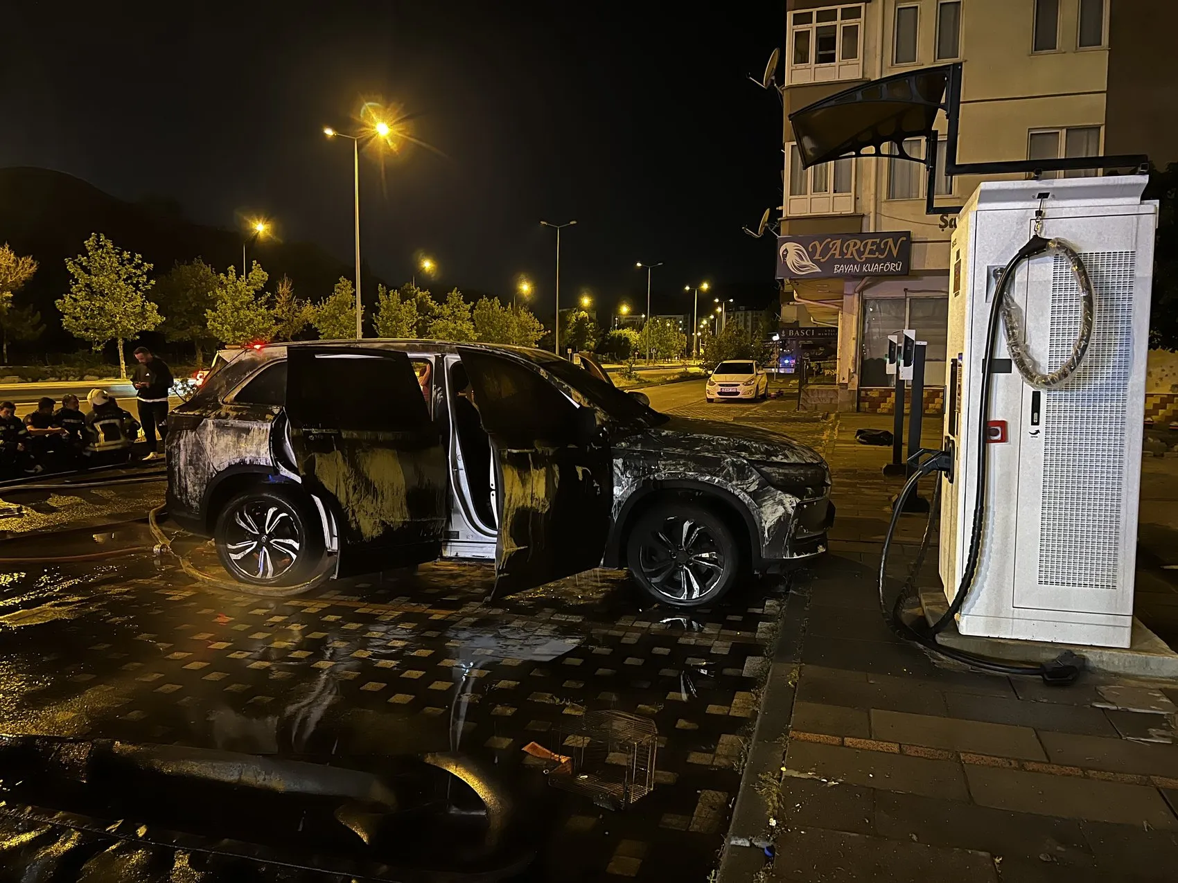 Kayseri'de şarj olan elektrikli otomobil alev topuna döndü
