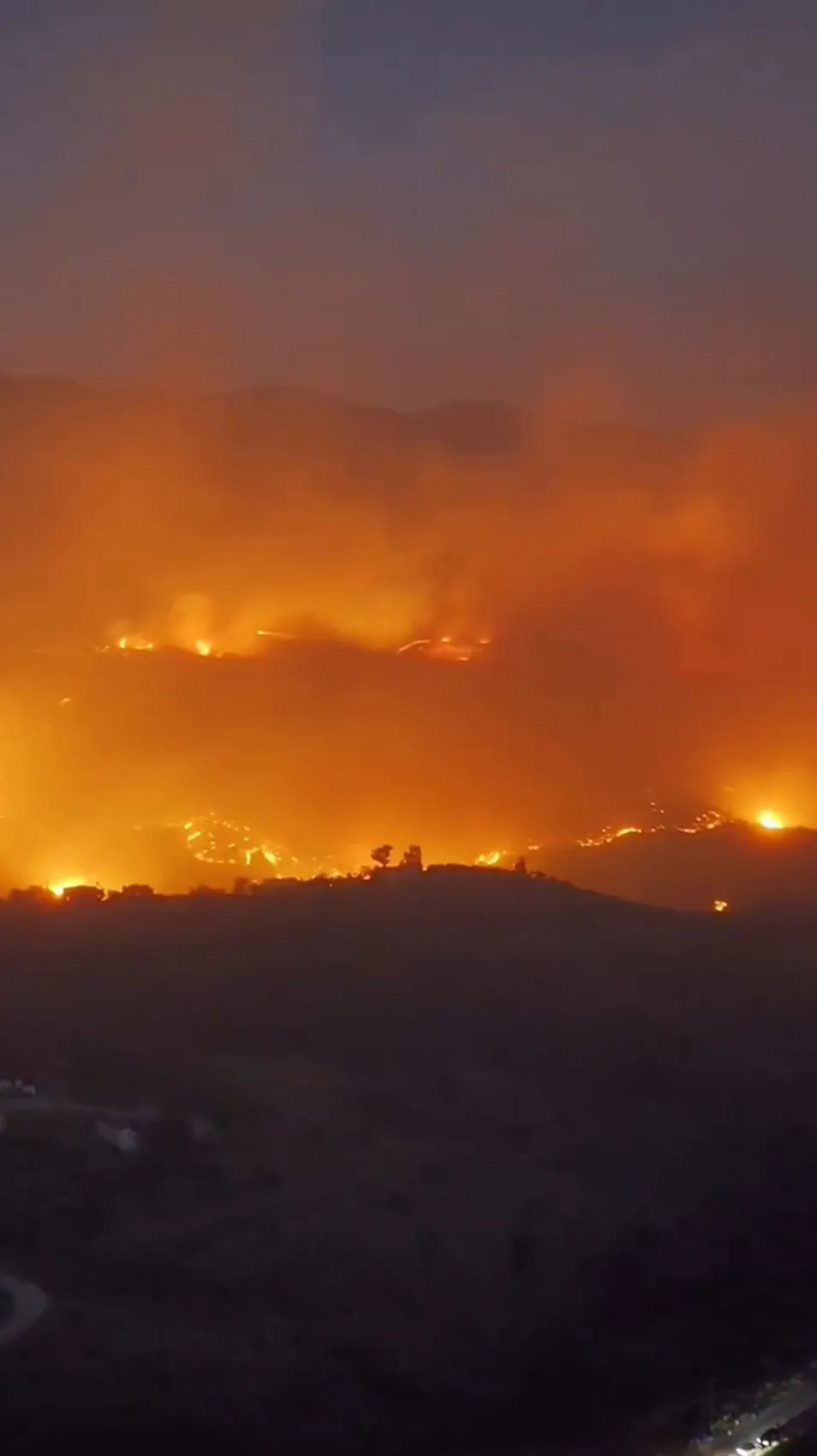 Alanya'da orman yangını yerleşim yerlerine ulaştı