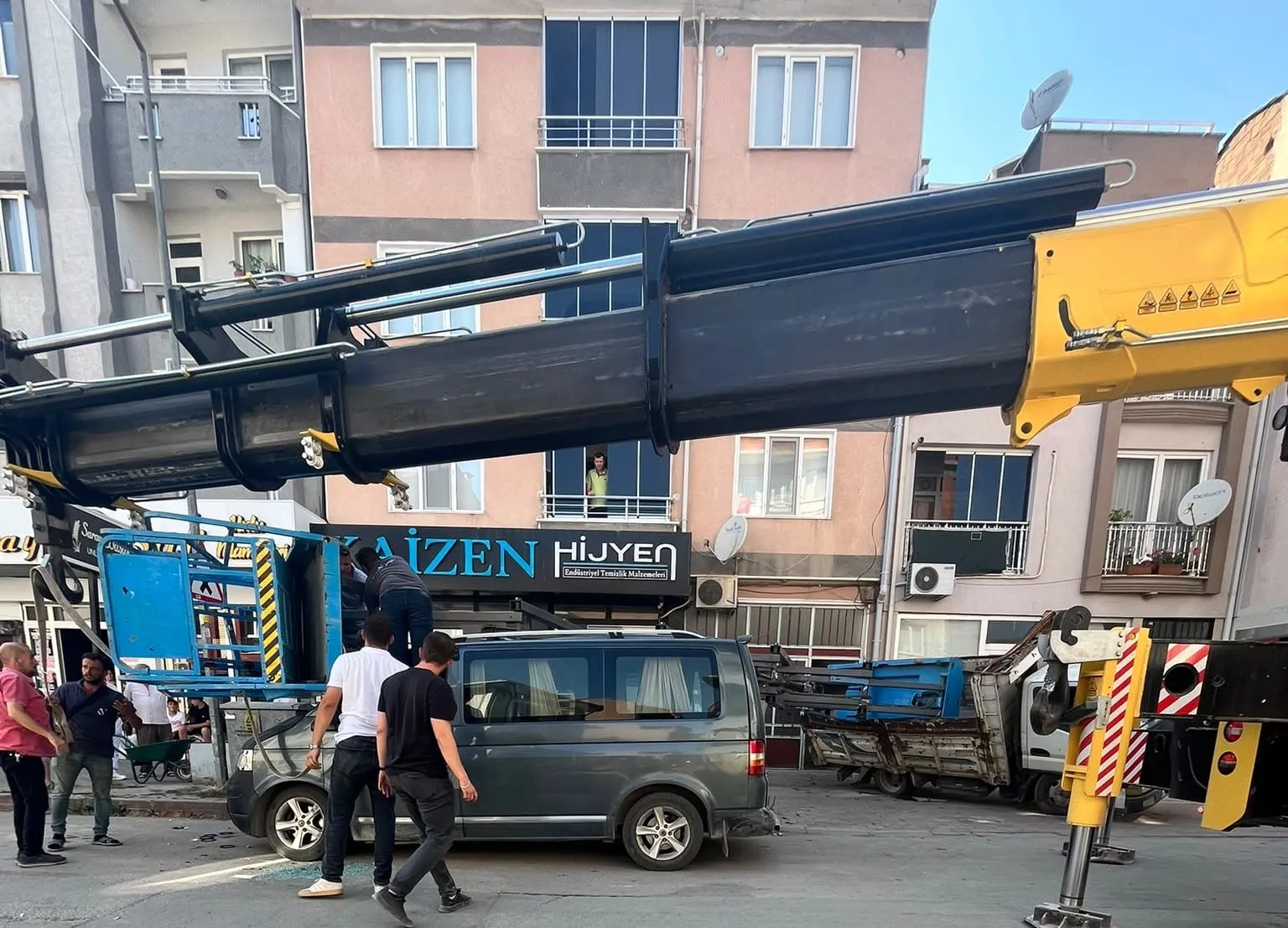 İnegöl'de nakliye asansörü park halindeki minibüsün üzerine çöktü
