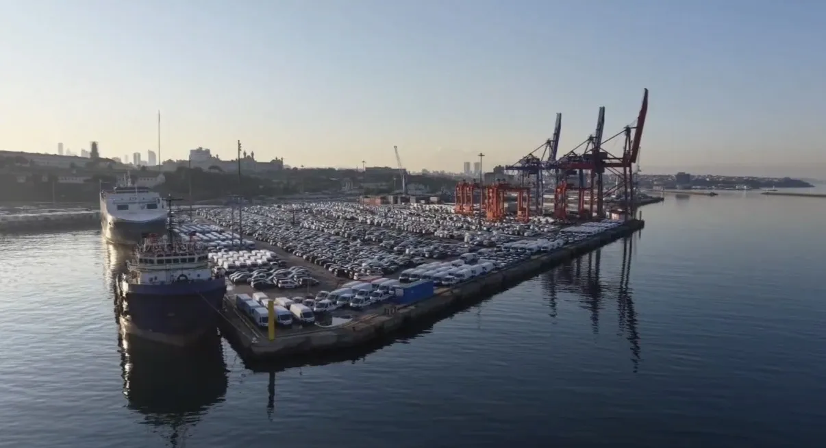 Haydarpaşa Limanı'nda binlerce sıfır araç bekliyor