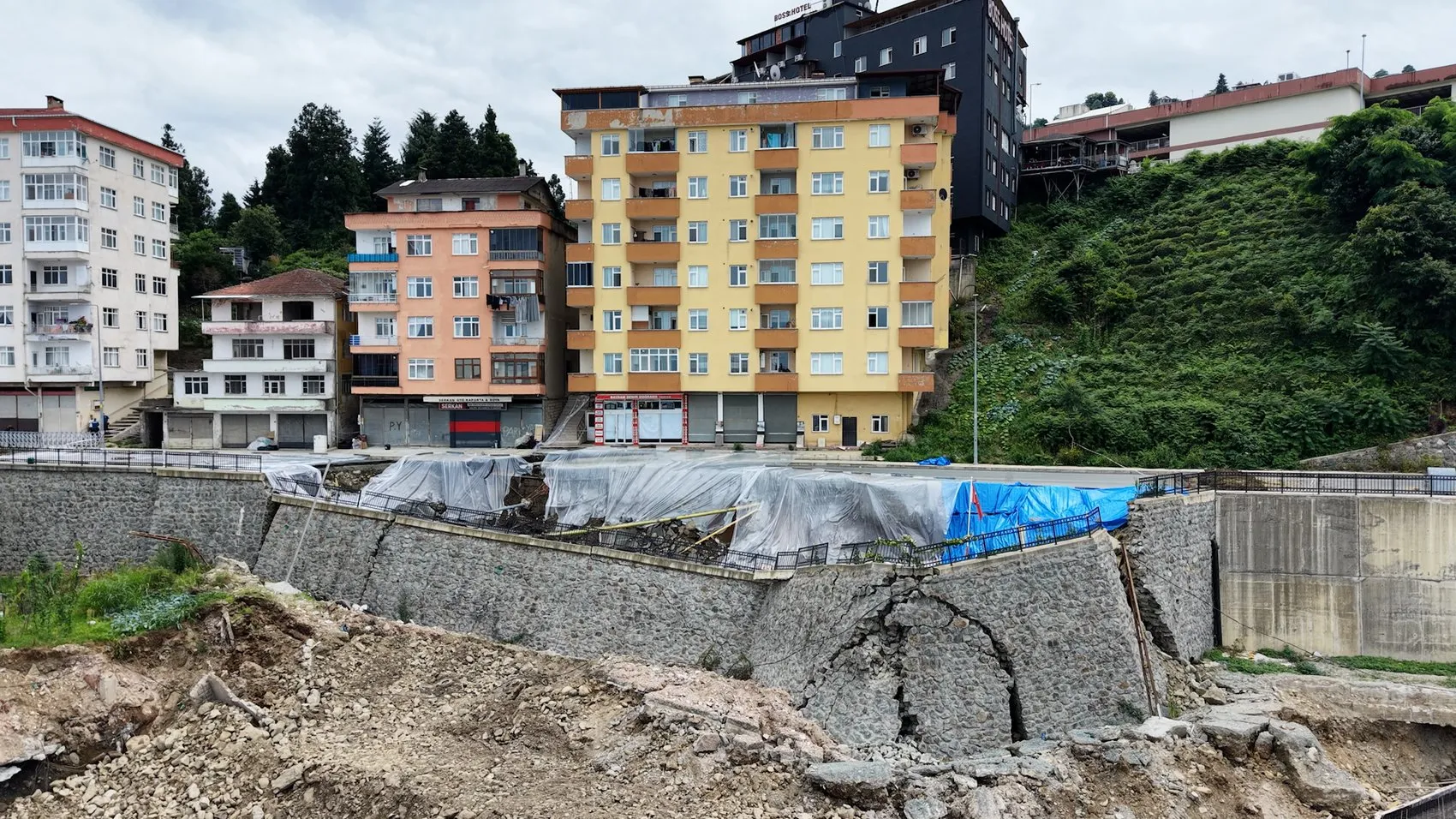 Rize’de yurt inşaatı kazısı mahalleyi karıştırdı