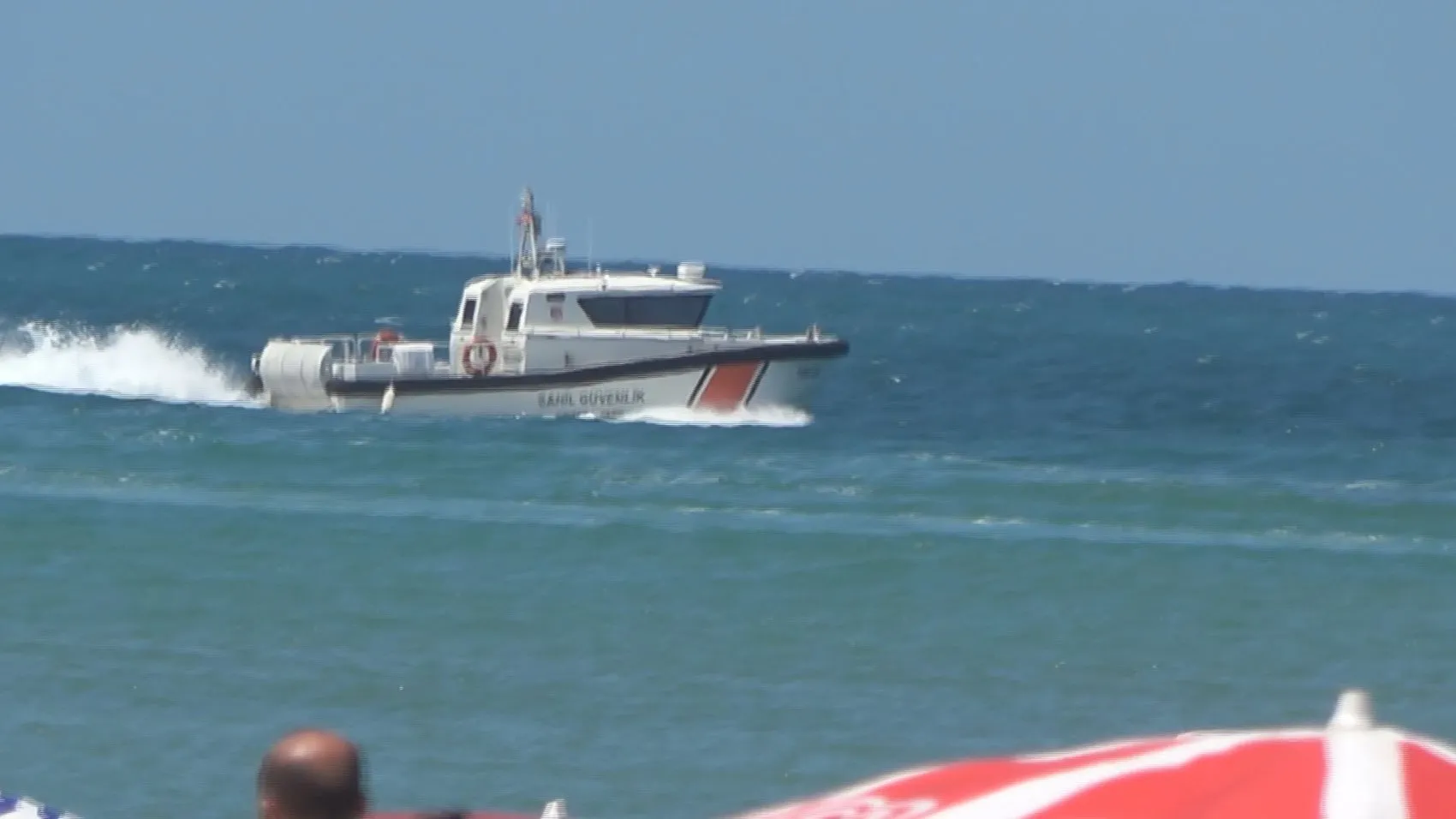 Şile’de deniz yasağını dinlemeyen 3 kişi akıntıya kapıldı