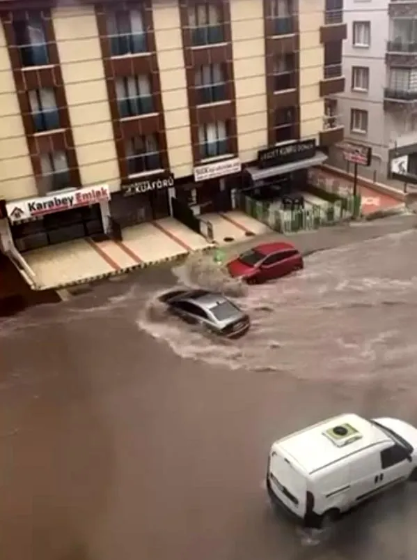 Ankara sele teslim oldu Araçlar ve eşyalar sürüklendi