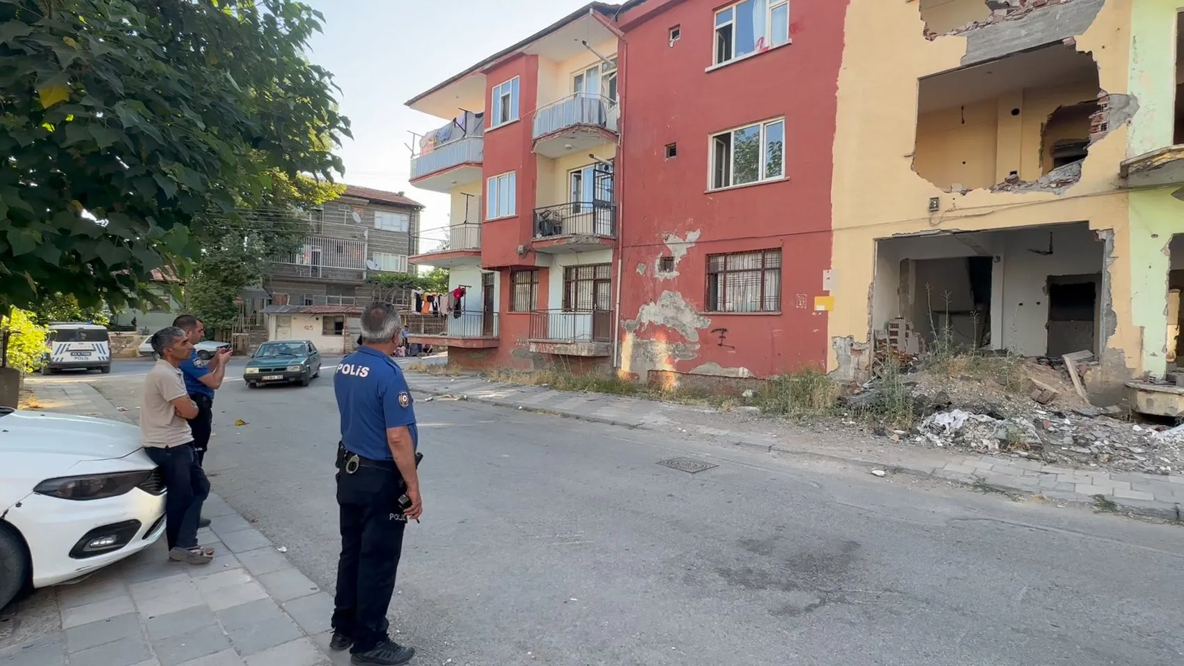Malatya sallandı Battalgazi’deki deprem binalarda hasara yol açtı