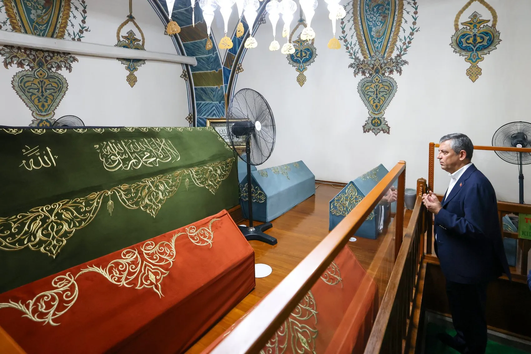 Özgür Özel rotayı değiştirdi ve partinin yeni adını duyurdu