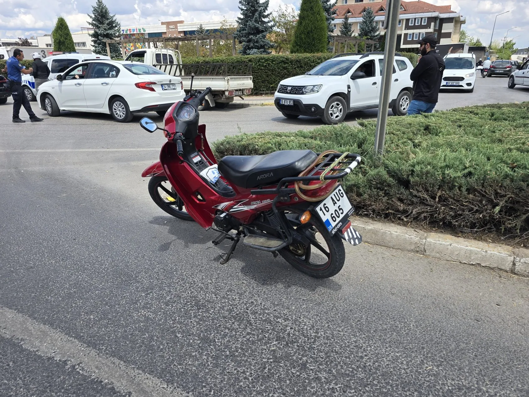 İnegöl girişinde motosiklet kazası İki kişi hastanelik oldu