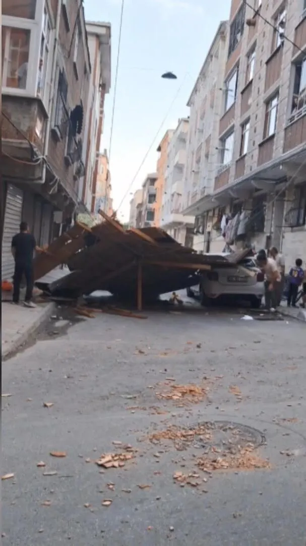 Esenler'de fırtına dehşeti Çocuklar uçan çatının altında kalmaktan kurtuldu