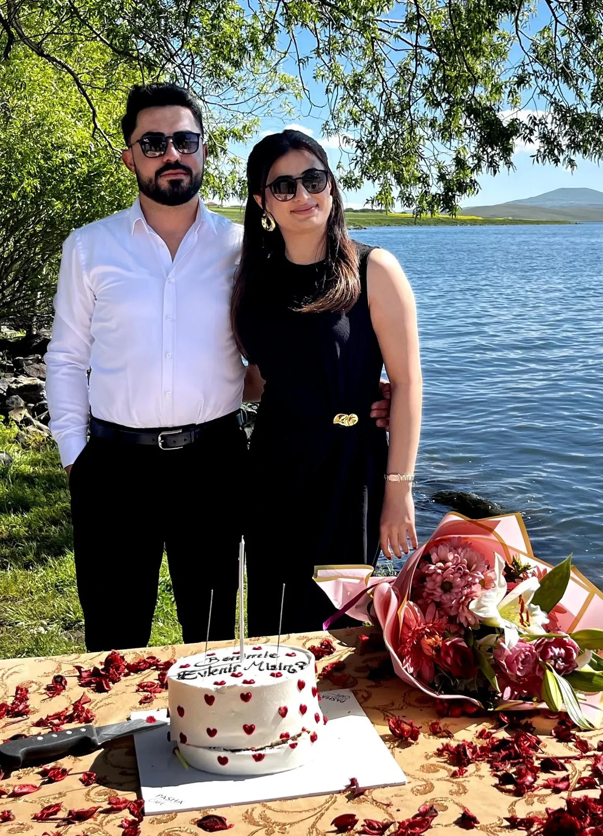 Çıldır Gölü’nün ortasında sürpriz evlilik teklifi
